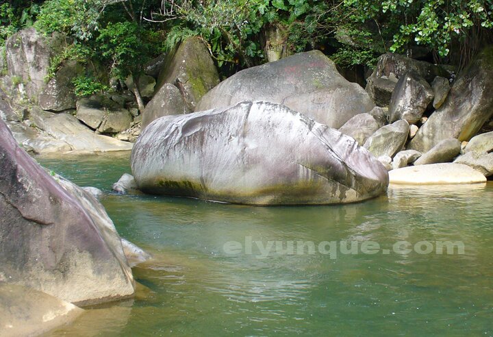 big boulders along the Rio Blanco near the rock carvings